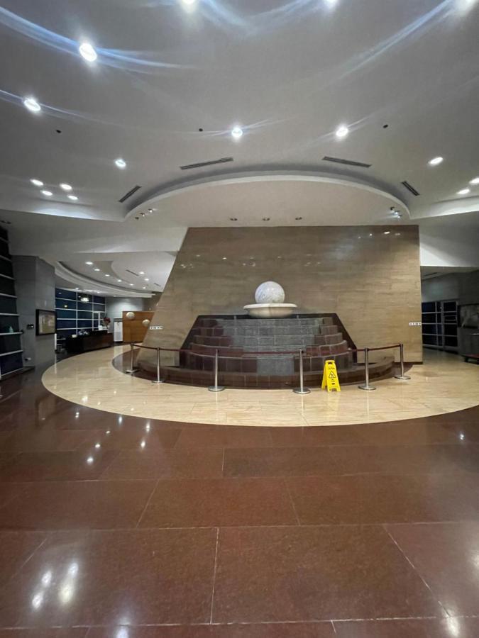 דירות מנילה Pearl Of The Orient Tower, In Front Of Us Embassy מראה חיצוני תמונה